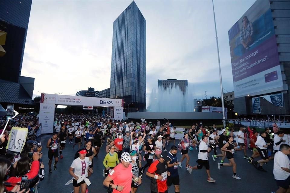 Gran cantidad de participantes en el Medio Maratón de la CDMX.