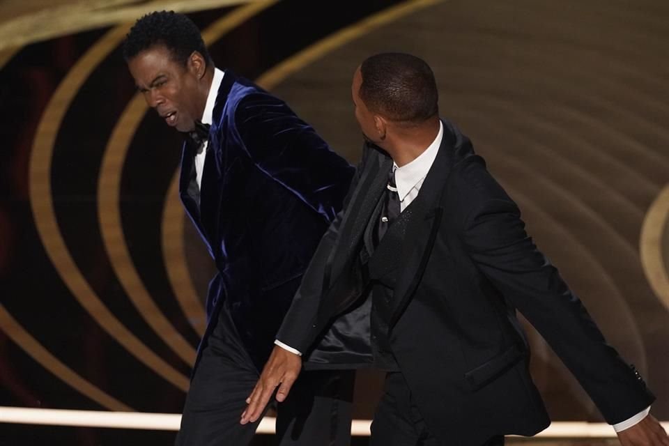 El comediante Chris Rock reapareció en los escenarios donde hizo chistes referentes a la cachetada que le dio Will Smith durante los Óscar.