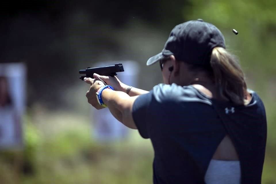 Mandi, una maestra de escuela rural, asiste a un curso de uso de armas en Rittman, Ohio.