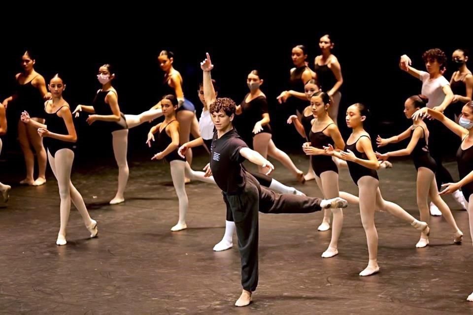 El galardonado bailarín Isaac Hernández ofreció clases magistrales a 30 estudiantes de ballet, en la Gran Sala del Teatro de la Ciudad.