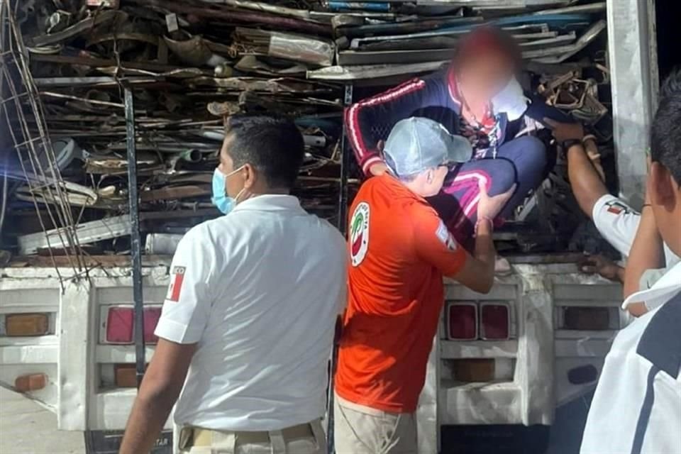 Un total de 45 migrantes fueron hallados por la Guardia Nacional en un compartimento oculto de un tractocamión en Veracruz, informó el INM.