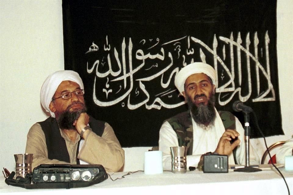 En esta foto de 2009 Ayman al-Zawahri, a la izquierda, escucha a Osama bin Laden en una conferencia de prensa en Khost, Afganistán.