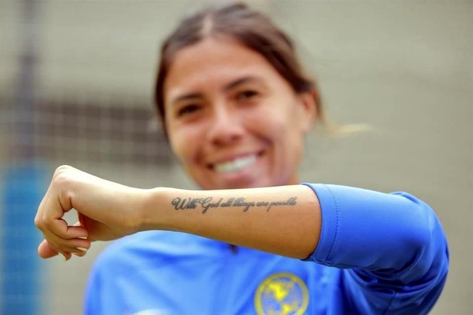 Kiana Palacios presume en su brazo izquierdo la frase 'Con Dios todo es posible', la cual decidió tatuarse.