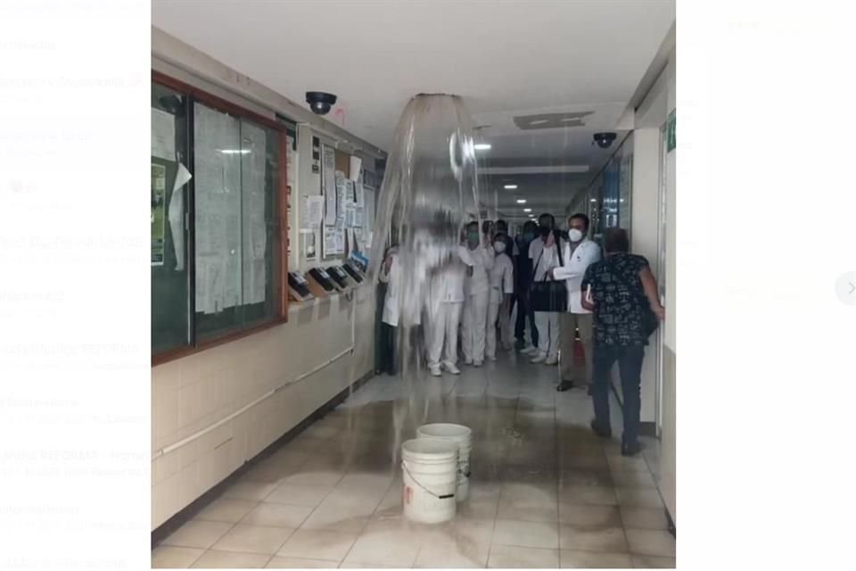 Una fuga de agua provocó el colapso del techo en la zona de consultorios del Hospital General de Zona número 1 del IMSS, en Oaxaca.