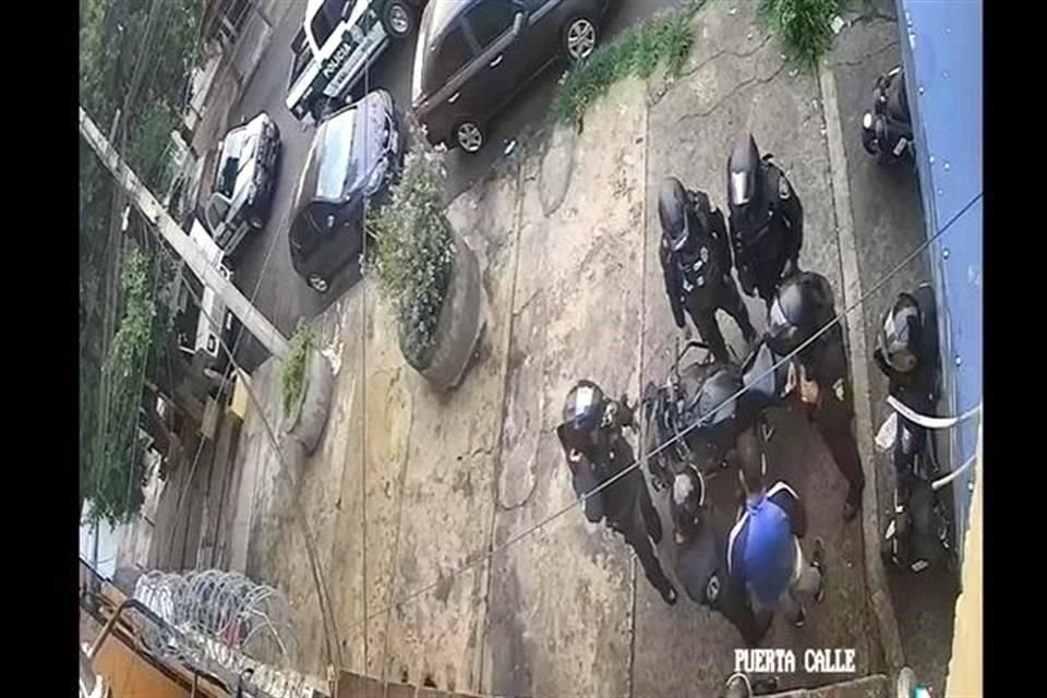 Policías capitalinos habrían robado un celular de acuerdo con un video que circula en redes sociales.