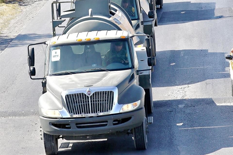 El Ejército dio ayer en Monterrey el banderazo de salida de 114 vehículos cisterna que apoyarán con agua a colonias de 10 municipios del área metropolitana y su perifería.