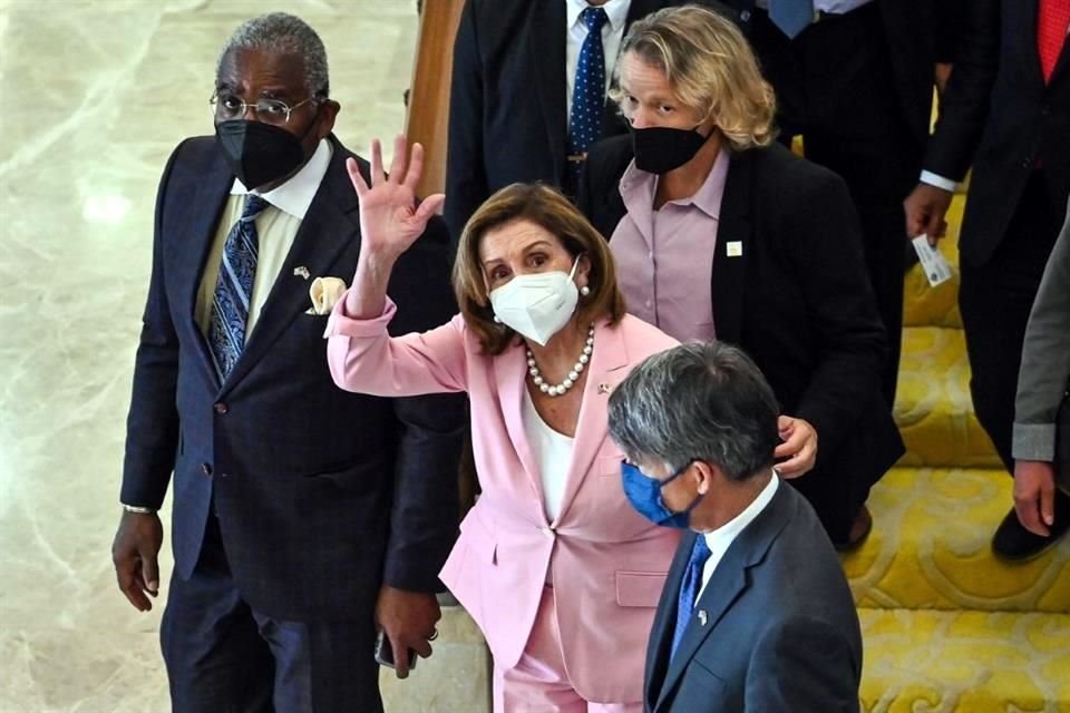 La Presidenta de la Cámara de Representantes de EU, Nancy Pelosi, se despide al dejar el Parlamento de Malasia.