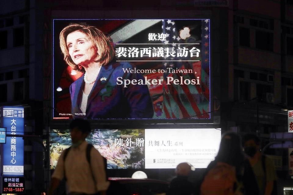 Un anuncio en Taipei, capital de Taiwán, da la bienvenida a la presidenta de la Cámara de Representantes de EU, Nancy Pelosi.