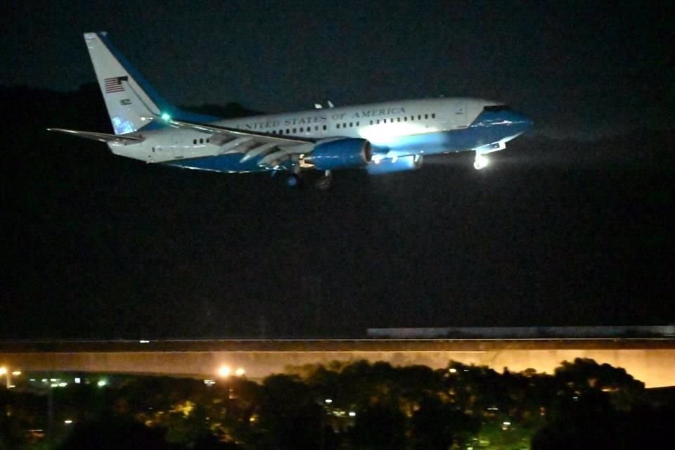 El avión militar en el que viajaba Pelosi se prepara para aterrizar en el aeropuerto de Taipei este martes.