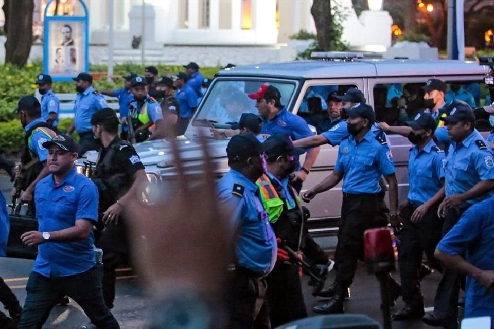 El Presidente de Nicaragua, Daniel Ortega, llega en un vehículo a la Plaza de la Revolución en Managua, en julio pasado.