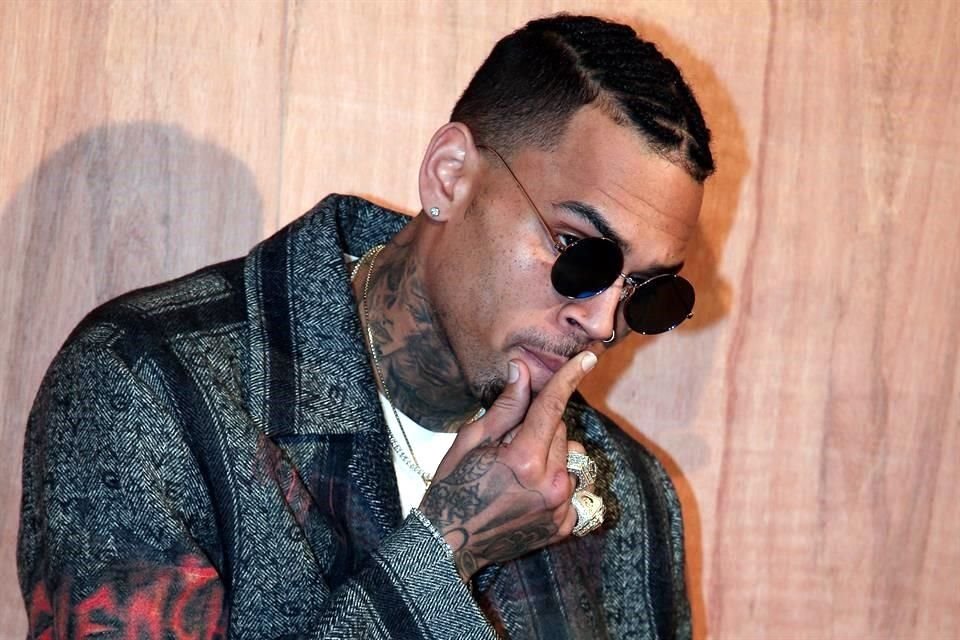 El rapero Chris Brown justificó que las fotografías sugerentes que se toma con sus fans son por agradecimiento por seguir su carrera.