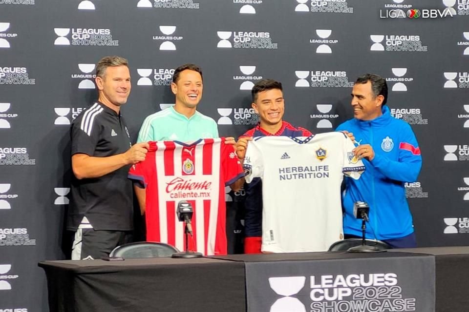 Greg Vanney (izq), Javier 'Chicharito' Hernández, Fernando Beltrán y Ricardo Cadena en el marco del juego entre Chivas vs. LA Galaxy.