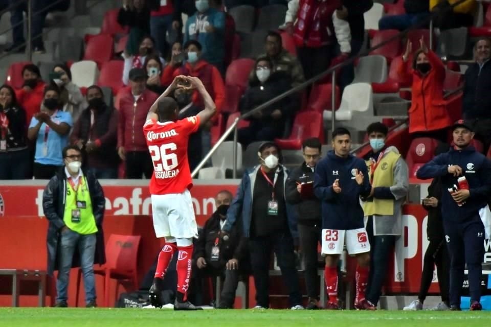 Andrés Mosquera festejando el tanto que le dio el punto al Toluca.