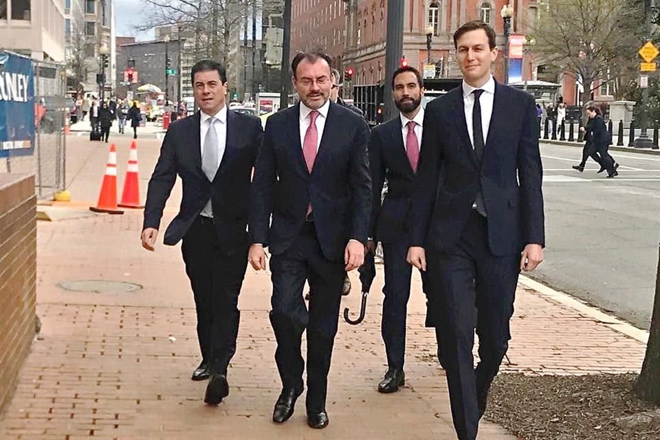 Jared Kushner y Luis Videgaray caminan por calles de Washington, en abril de 2018. A la izquierda, Gerónimo Gutiérrez, entonces Embajador de México en EU.