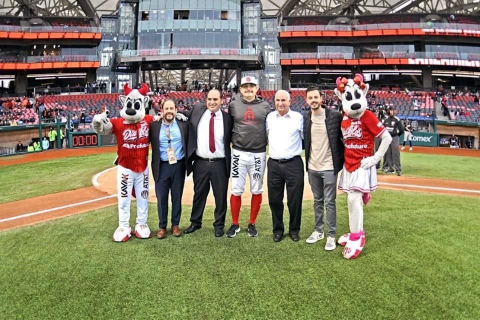 José Maiz presentó su libro 'José Maiz. Su Vida hasta Extrainnings' acompañado por 'Rocco', Othón Díaz, José Luis Galván, Gonzalo Ochoa, Santiago Harp Grañén y 'Roccy'