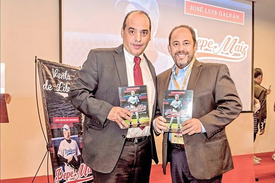 José Luis Galván y Othón Díaz con el libro en su manos 'José Maiz. Su Vida hasta Extrainnings', de José Maiz