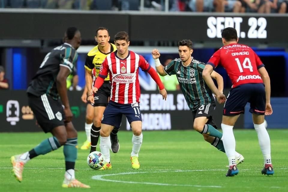 Isaac Brizuela en el juego amistoso de Chivas vs. LA Galaxy