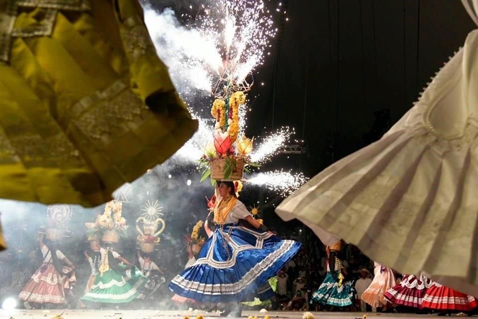 En Oaxaca no hay fiesta sin banquete. Calendas, danzas, sones, jarabes y chilenas llegan acompañados de productos y sazones emblemáticos.