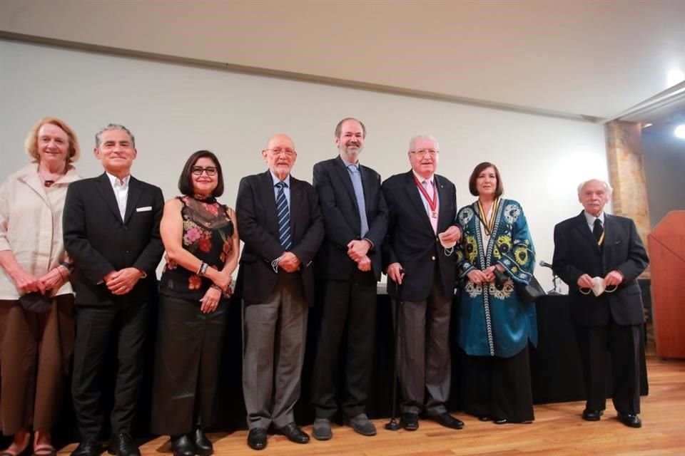 Los homenajeados, al centro, e integrantes de la Academia Nacional de Arquitectura al término de la ceremonia.
