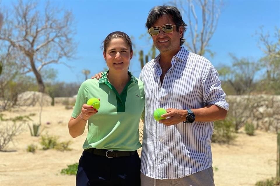 La ex golfista Lorena Ochoa al lado de José Antonio Fernández, director del Abierto de Tenis Los Cabos.