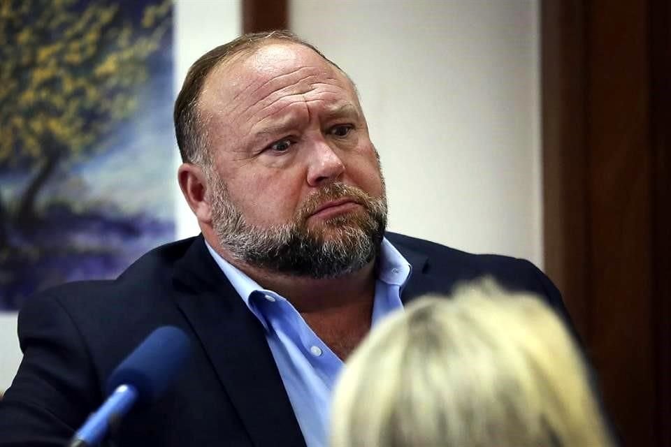 Alex Jones intenta responder a las preguntas del juicio, en Austin, Texas.