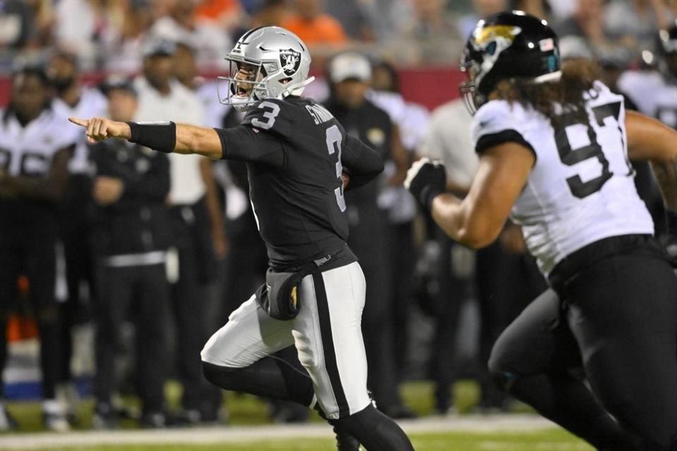 El quarterback Jarrett Stidham en acción.