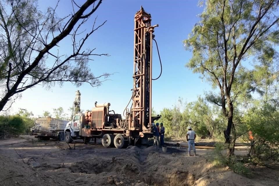 A pesar de la instalación de bombas, las autoridades no han logrado bajar el nivel agua a la mina, donde permanecen 10 personas atrapadas.