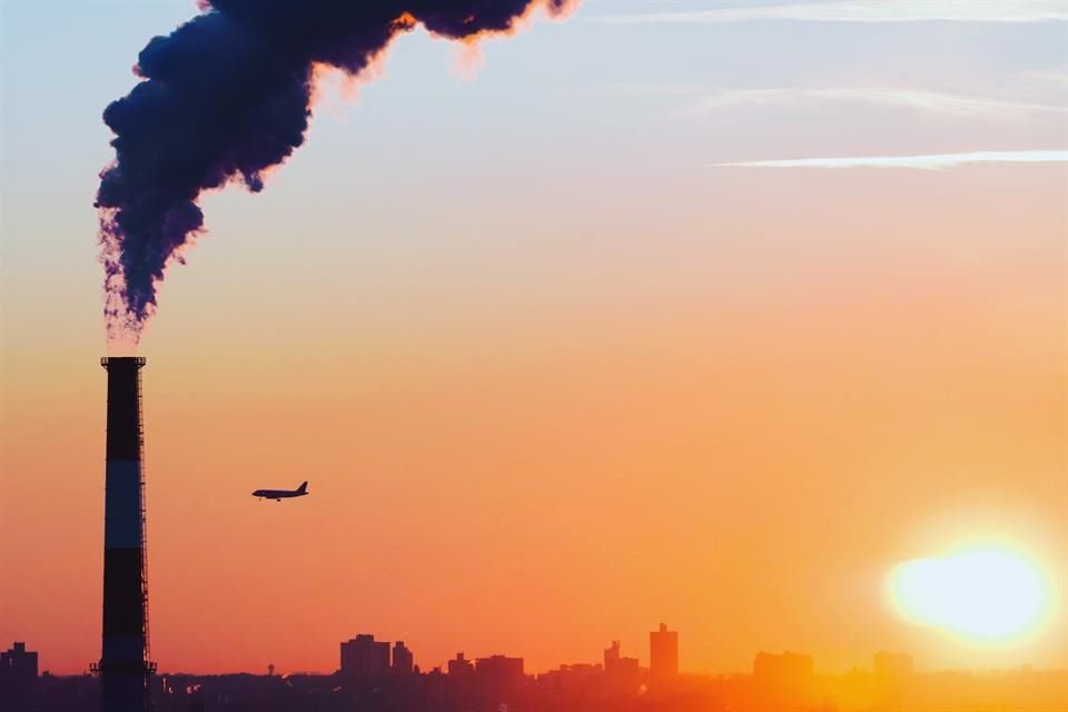 Una fábrica lanzando gases contaminantes al ambiente. El impulso a los productores de chips traerá un aumento de este tipo de desechos