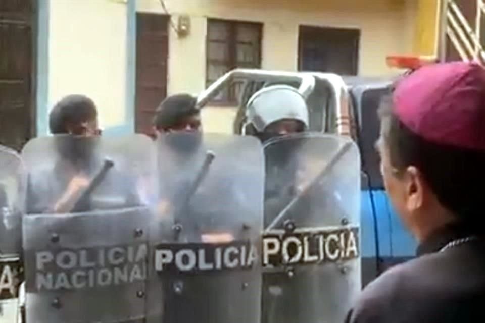 La Policía mantiene un cerco desde hace tres días afuera de la casa del principal obispo crítico de Ortega.