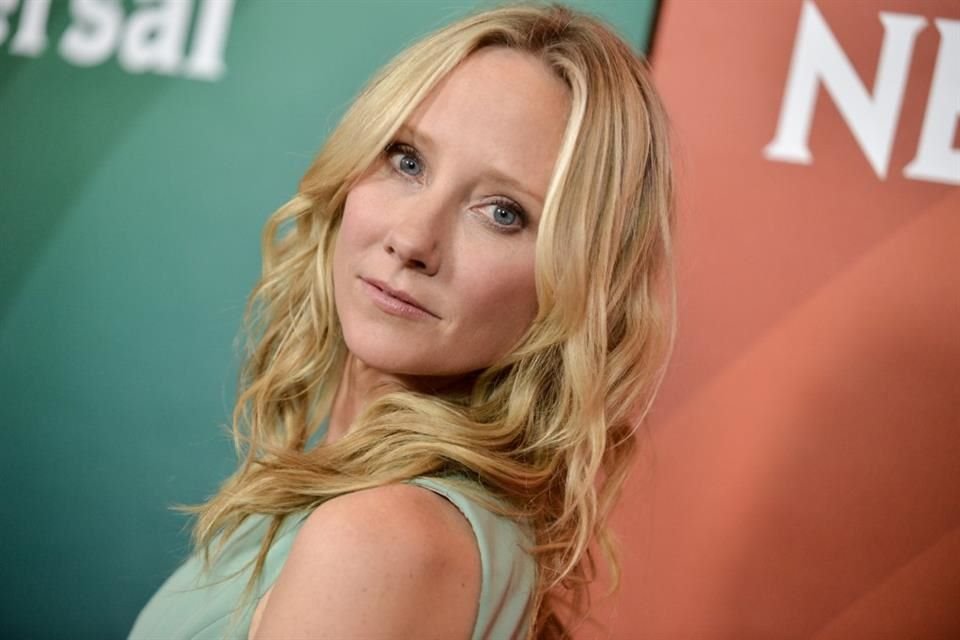 La actriz Anne Heche se encuentra hospitalizada tras un accidente automovilístico; se encuentra delicada de salud.