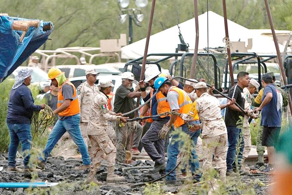 Más de 380 voluntarios, brigadistas y militares trabajaron ayer en la zona de la mina, pero prácticamente no lograron bajar la inundación porque se dedicaron a instalar maquinaria especial para acelerar el bombeo, que podría empezar hoy.