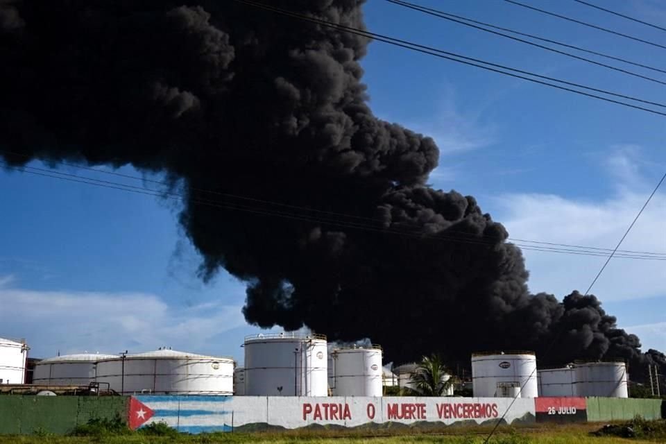 El incendio se extendió a un segundo tanque este sábado.