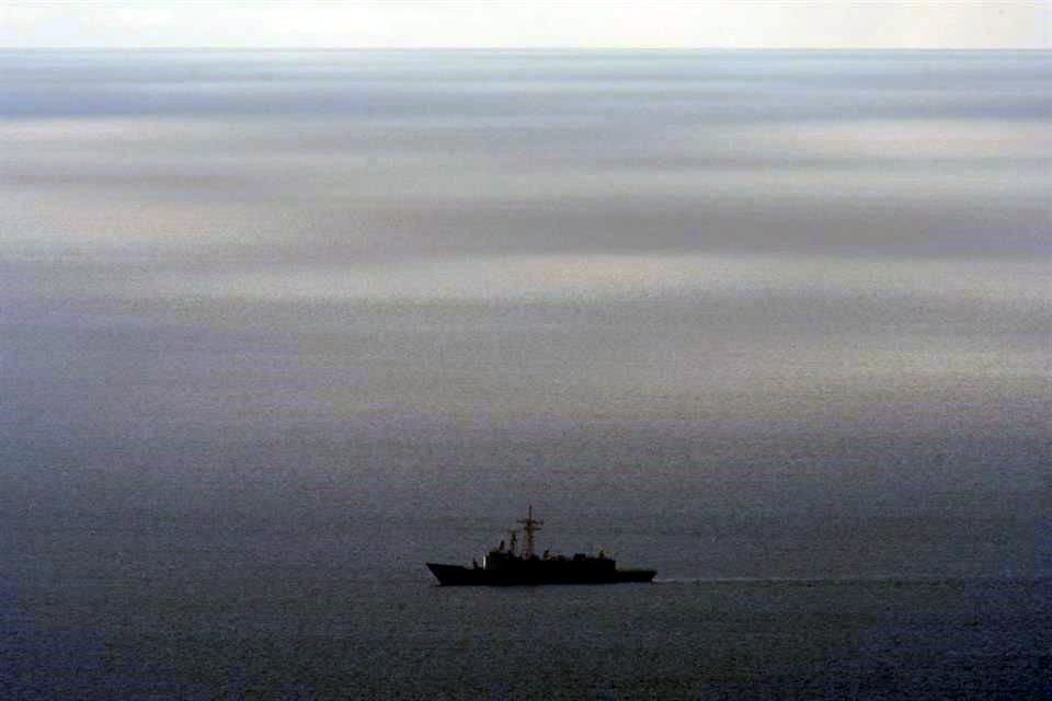 Un buque militar de Taiwán patrulla las costas de la isla este domingo.