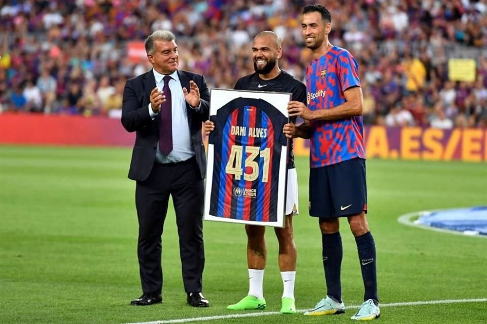 Dani Alves fue homenajeado por la directiva culé.