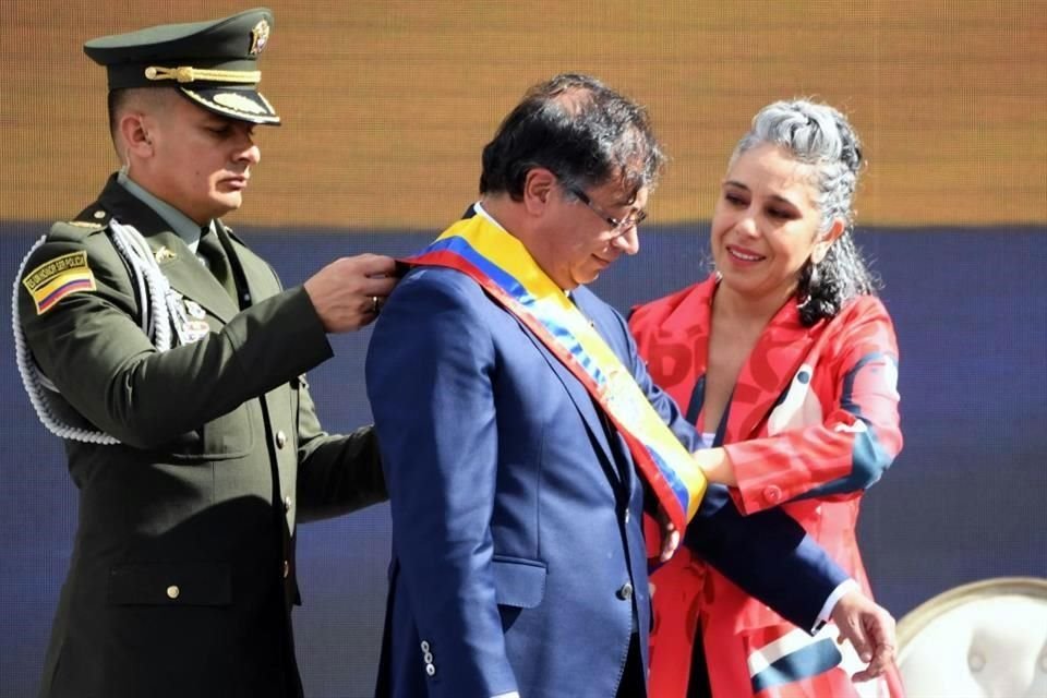 María José Pizarro le coloca la banda presidencial a Gustavo Petro en CBogotá, Colombia.