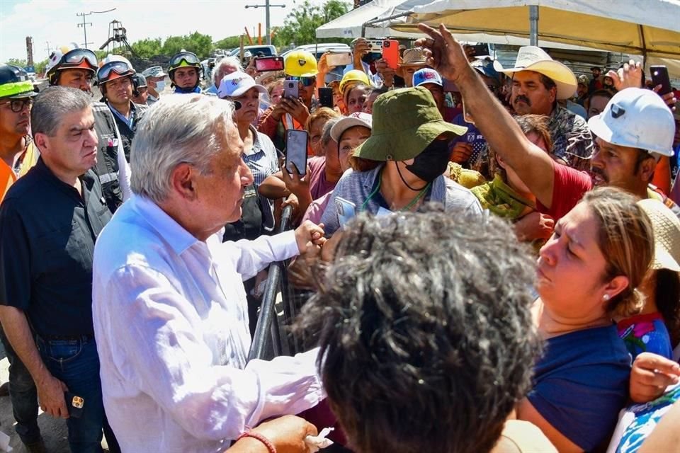 El Presidente López Obrador viajó a la zona del pozo de carbón donde fue recibido por familiares de los mineros.