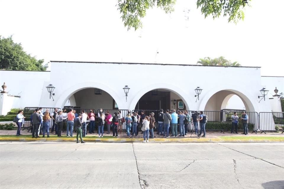 Afectados por el fraude de la empresa inmobiliaria Asesores Jurídicos Profesionales se manifestaron afuera de Casa Jalisco.