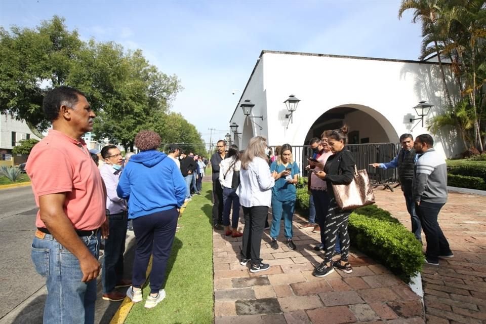 Personas que fueron víctimas del fraude por AJP se manifestaron hoy frente a Casa Jalisco.