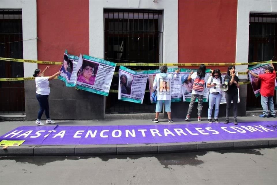 Familiares y amigos de personas desaparecidas tomaron de forma simbólica la sede de la Comisión Ejecutiva de Atención a Víctimas de la CDMX.