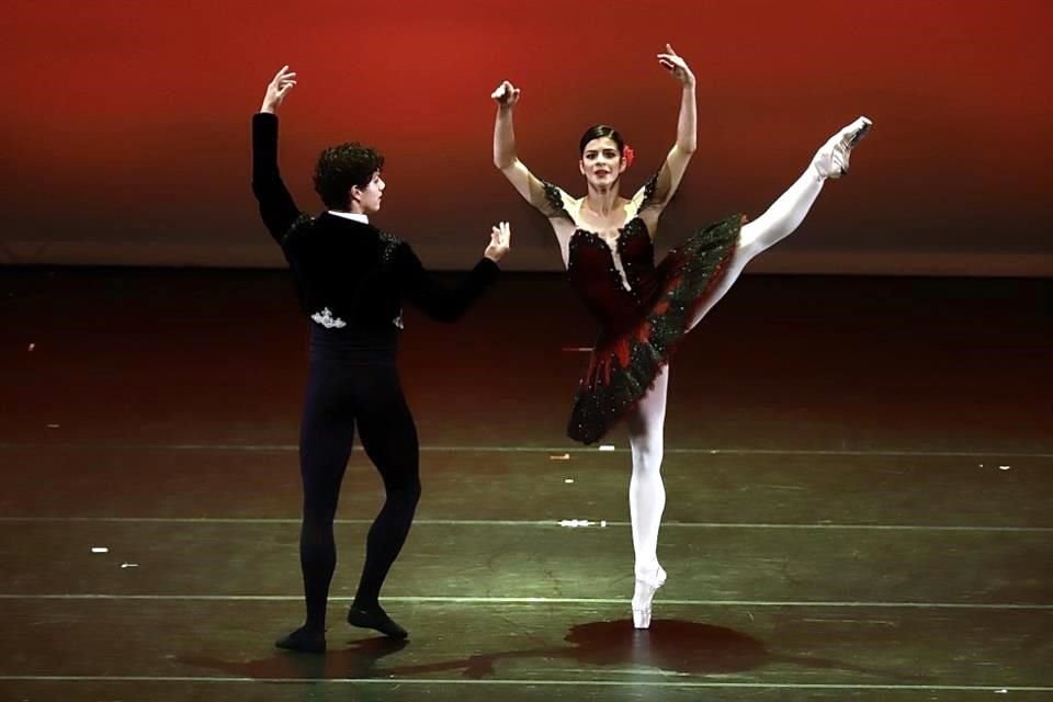 Isaac Hernández y Mayara Magri, bailarina del Royal Ballet, durante el pas de deux del ballet 'Don Quixote', creado por la leyenda rusa de la danza Rudolf Nureyev.