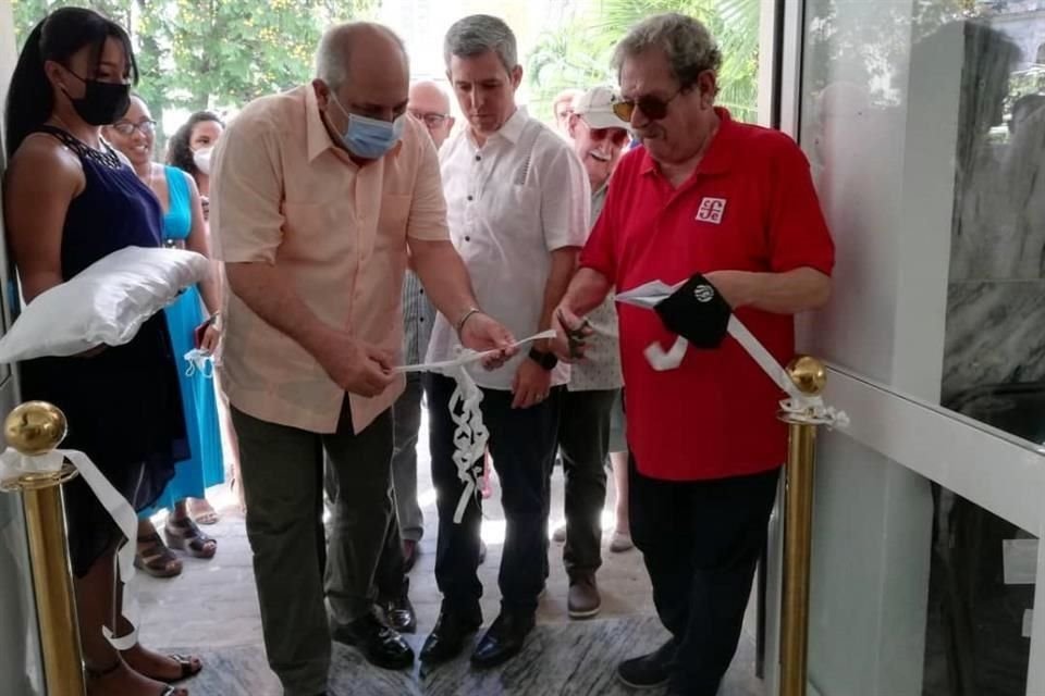 Autoridades culturales de Cuba y México cortaron hoy el listón de la Librería Tuxpan del FCE en La Habana.