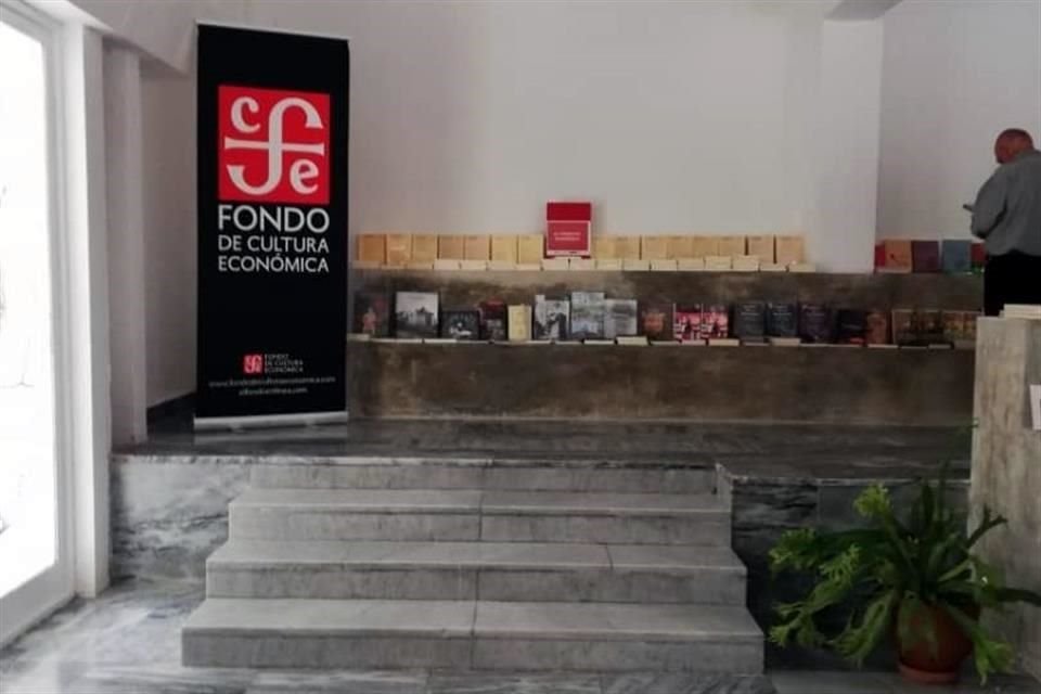 Autoridades culturales de Cuba y México cortaron hoy el listón de la Librería Tuxpan del FCE en La Habana.