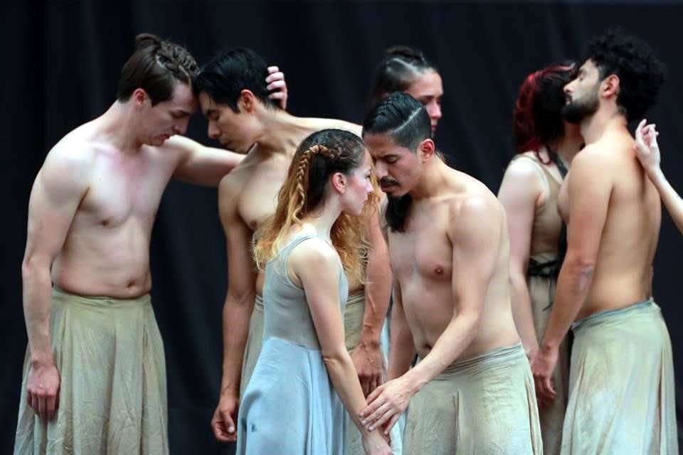 'La flama en el espejo', de la coreógrafa Cecilia Lugo, es una obra que enfrenta a lo masculino con lo femenino, aunque pondera la unión de los contrarios.