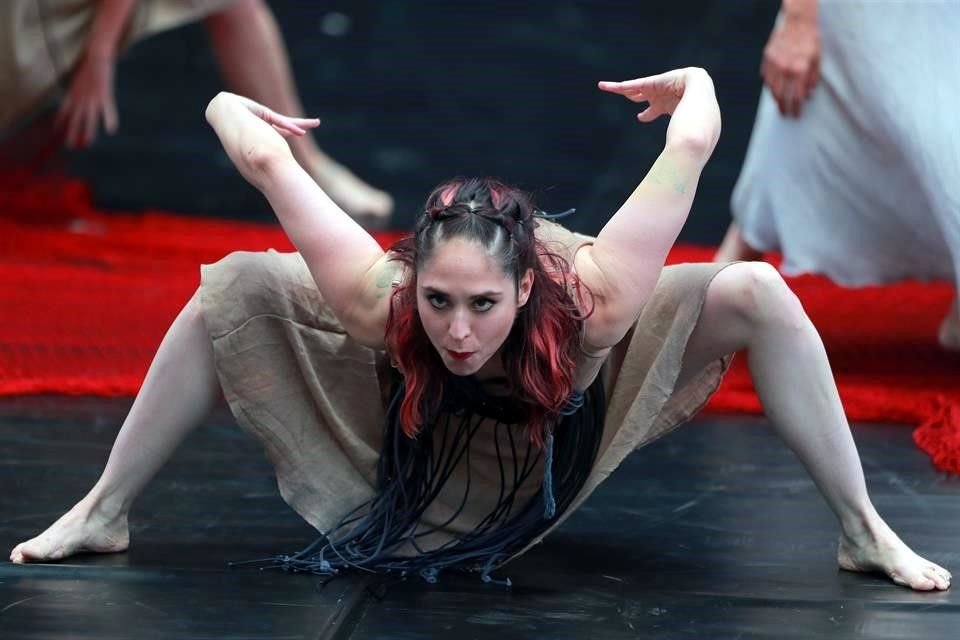 Al leer la carga simbólica y poética de 'La flama en el espejo', obra de Rubén Bonifaz Nuño, la coreógrafa Cecilia Lugo emprendió la pieza dancística para Contempodanza.