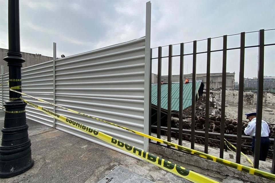 Expertos del INAH analizan cómo remover la techumbre colapsada en el Templo Mayor.