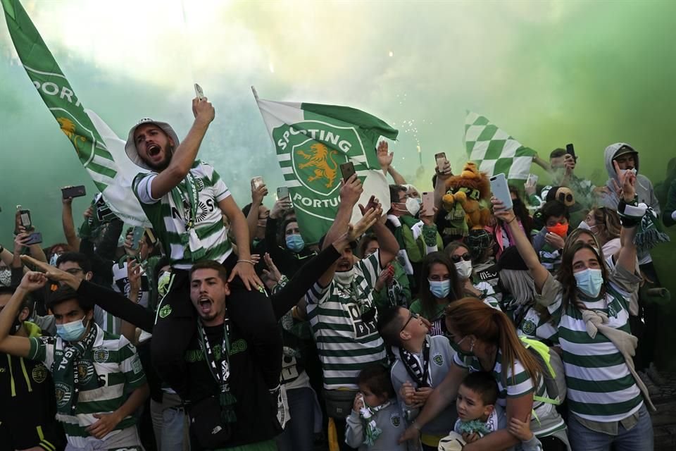 Cientos de aficionados se reunieron afuera del estadio para celebrar el título.