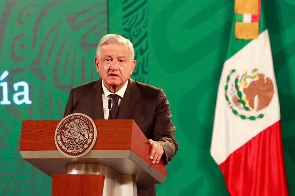 AMLO urgió que la Fiscalía General indague la entrega de tarjetas en periodo electoral que buscan comprar el voto.