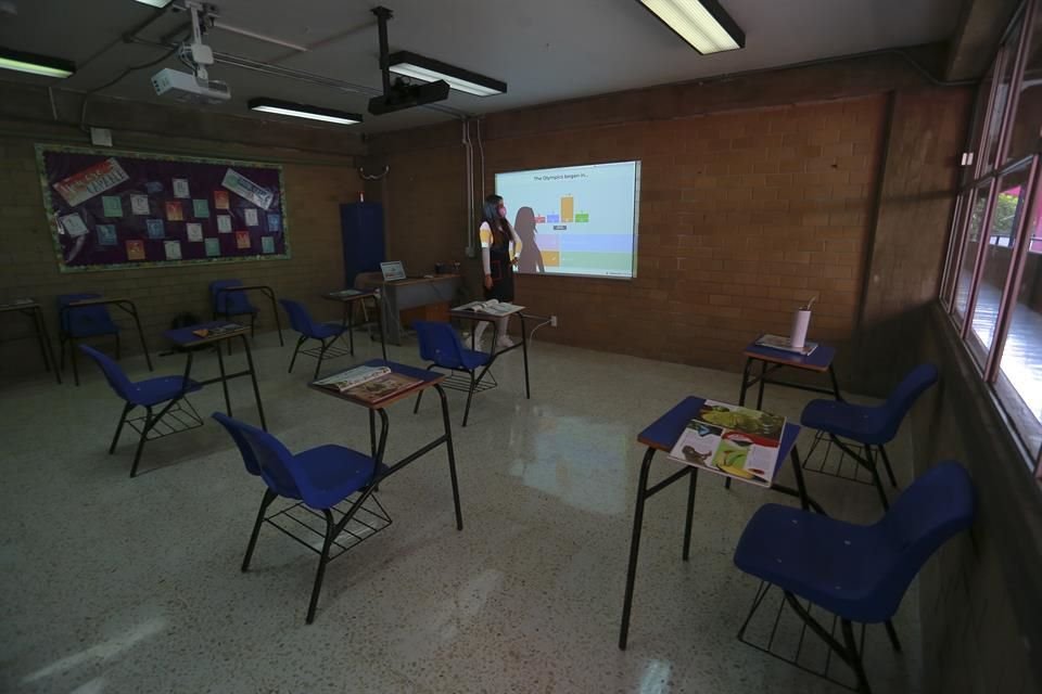 En la nueva aula, el sistema tecnológico conecta a todo el grupo.