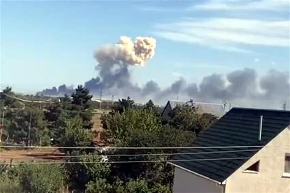 Una columna de humo se levanta en el cielo desde la base militar de Novofedorivka, en Crimea.