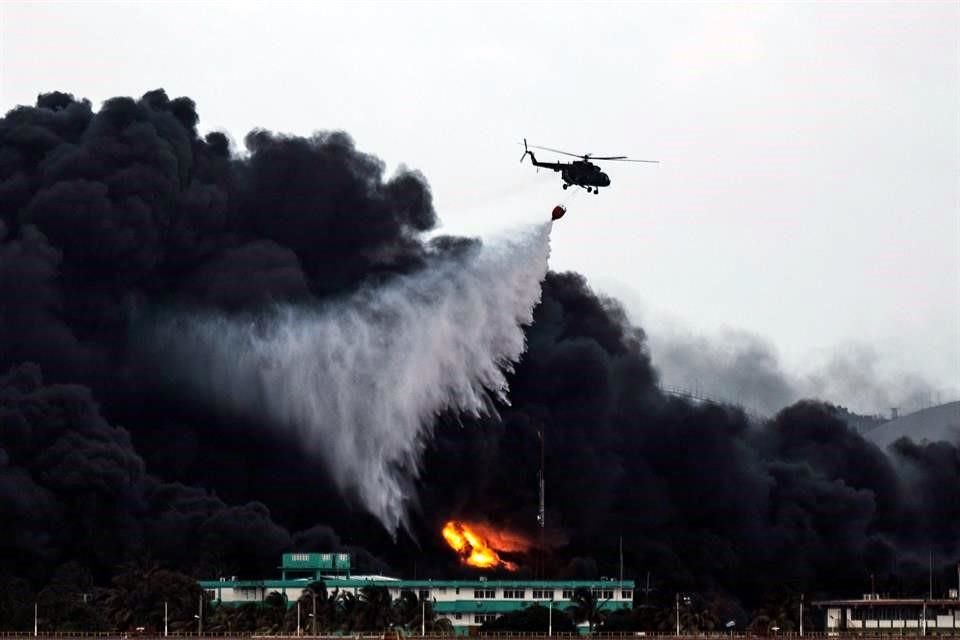 Sedena realiza con cuatro helicópteros un puente aéreo en Cuba para contribuir a la sofocación del incendio en tanque de crudo.